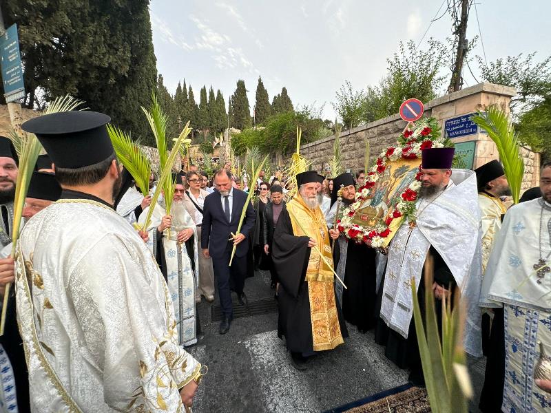 Τό ἑσπέρας τοῦ Σαββάτου τοῦ Λαζάρου, 14ην /27ην Ἀπριλίου 2024, ἡ Α.Θ.Μ. ὁ Πατήρ ἡμῶν καί Πατριάρχης Ἱεροσολύμων κ.κ. Θεόφιλος ηὐλόγησε τά βαΐα εἰς τήν Βηθσφαγῆν, καί ἀνέθεσεν εἰς τόν Σεβασμιώτατον Μητροπολίτην Καπιτωλιάδος κ. Ἡσύχιον νά προεξάρξῃ τῆς λιτανείας ἐν κλάδοις βαΐων καί ἐν ψαλμῳδίᾳ τοῦ «τήν κοινήν Ανάστασιν πρό τοῦ Σοῦ πάθους πιστούμενος», ἀπό τῆς Βηθανίας διά τῆς Ἱερᾶς Μονῆς Ἀναλήψεως, τῆς Γεθσημανῆς, τοῦ Ἁγίου Στεφάνου καί ἐκ τῆς Πύλης τῶν Λεόντων ἕως τῆς Ἱερᾶς Μονῆς τῶν Ἁγίων Θεοπατόρων εἰς ἀνάμνησιν τῆς θριαμβευτικῆς εἰσόδου τοῦ Κυρίου εἰς Ἱεροσόλυμα, ὅτε οἱ παῖδες τῶν Ἑβραίων ὑπεδέχθησαν Αὐτόν ψάλλοντες «ὠσαννά τῷ Υἱῷ Δαυΐδ».

Ἡ προετοιμασία διά τήν ἐκκίνησιν ἐκ τῆς Μονῆς τῆς Βαϊοφόρου ἐγένετο τῇ ἐπιμελείᾳ τῆς Ἐπιστατρίας μοναχῆς Σαββίνας