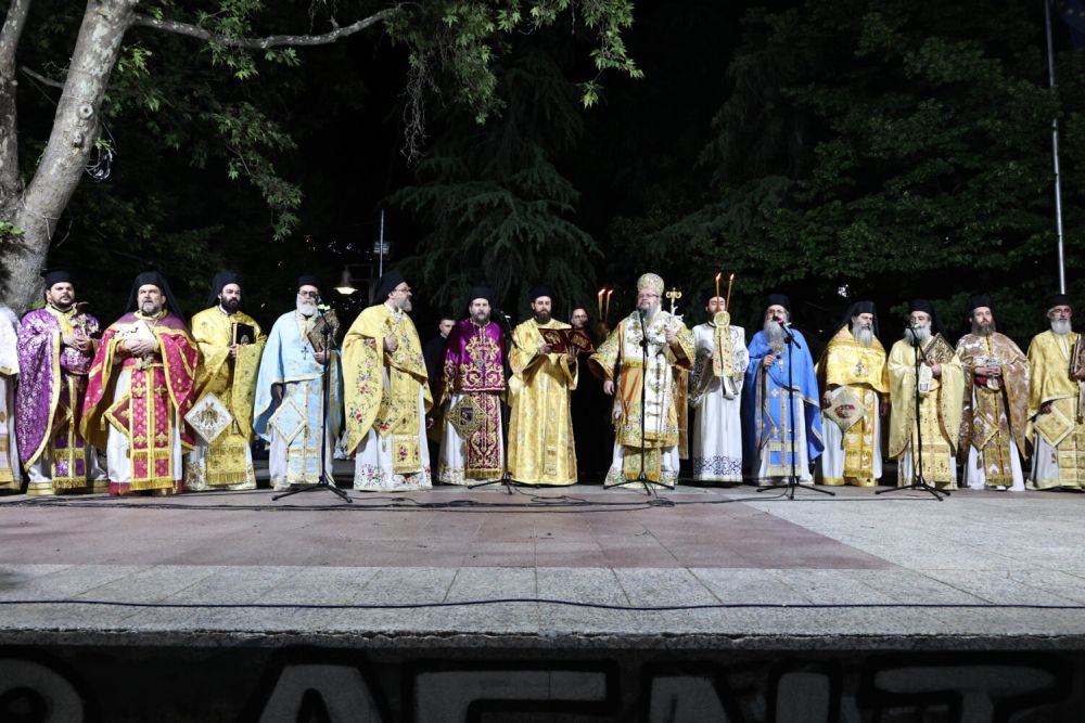 Σε κλίμα κατάνυξης, το απόγευμα της Μεγάλης Παρασκευής, ο Σεβασμιώτατος Μητροπολίτης Λαρίσης και Τυρνάβου κ. Ιερώνυμος χοροστάτησε στην Ακολουθία του Όρθρου του Μεγάλου Σαββάτου στον Ιερό Μητροπολιτικό Ναό του Αγίου Αχιλλίου Λαρίσης. Σε προσευχητικό κλίμα, μελίρρυτα αποδόθηκαν οι εγκώμιοι ύμνοι του Επιταφίου θρήνου και τα Αναστάσιμα Ευλογητάρια. Εν συνεχεία, ακολούθησε η έξοδος του Επιταφίου και η περιφορά του σε κεντρικούς δρόμους της πόλης μας. Τελικός σταθμός η κεντρική πλατεία, όπου πραγματοποιήθηκε η συνάντηση με τους υπόλοιπους Επιτάφιους των κοντινών Ενοριακών Ναών. Αναπέμφθηκε δοξολογική δέηση, παρουσία των Ιερέων, των αρχών του τόπου και πλήθους πιστών. Ο Σεβασμιώτατος απηύθυνε λόγο στο κατάμεστο πλήθος. Αρχικά επεσήμανε πως «τὰ ὀψώνια τῆς ἁμαρτίας θάνατος» (τα αποτελέσματα της αμαρτίας είναι ο θάνατος), που κατακλύζει την εποχή μας, καθώς ο άπληστος άνθρωπος επιδιώκει να γίνει εξουσιαστής των πάντων. Σε αυτό η φύση επαναστατεί με δραματικές συνέπειες ιδιαίτερα στην περιοχή μας όπως αποδεικνύεται από τα πολλά δεινά Εμείς όμως οφείλουμε να πορευόμαστε ως διάκονοι, προσευχόμενοι και δρώντας με γνώμονα το αγαθό, έχοντας την κρυφή χαρά και την ελπίδα της Αναστάσεως. Τέλος ευχήθηκε σε όλους να αξιωνόμαστε πάντοτε να χαιρόμαστε, έχοντας διάθεση μετανοίας, ώστε να βιώσουμε την όντως Ανάσταση. Αφού, έρανε τους ανθοστόλιστους επιταφίους, ο Ποιμενάρχης μας συνόδευσε την πομπή του Επιταφίου του Ιερού Ναού του Αγίου Κωνσταντίνου, όπου και θα τελέσει αύριο τον Εσπερινό με την Θεία Λειτουργία της Πρώτης Ανάστασης.
