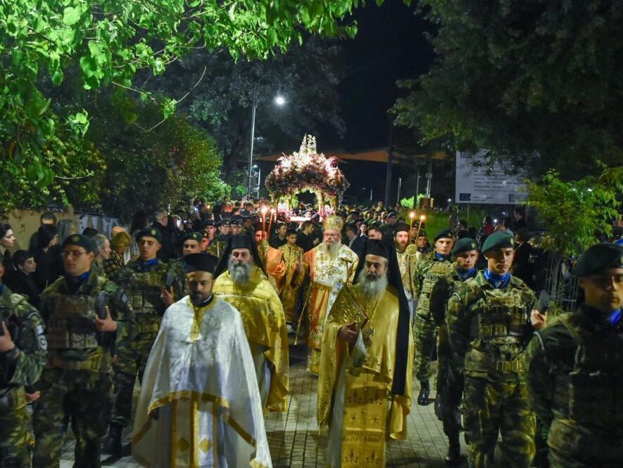 Σε κλίμα κατάνυξης, το απόγευμα της Μεγάλης Παρασκευής, ο Σεβασμιώτατος Μητροπολίτης Λαρίσης και Τυρνάβου κ. Ιερώνυμος χοροστάτησε στην Ακολουθία του Όρθρου του Μεγάλου Σαββάτου στον Ιερό Μητροπολιτικό Ναό του Αγίου Αχιλλίου Λαρίσης. Σε προσευχητικό κλίμα, μελίρρυτα αποδόθηκαν οι εγκώμιοι ύμνοι του Επιταφίου θρήνου και τα Αναστάσιμα Ευλογητάρια. Εν συνεχεία, ακολούθησε η έξοδος του Επιταφίου και η περιφορά του σε κεντρικούς δρόμους της πόλης μας. Τελικός σταθμός η κεντρική πλατεία, όπου πραγματοποιήθηκε η συνάντηση με τους υπόλοιπους Επιτάφιους των κοντινών Ενοριακών Ναών. Αναπέμφθηκε δοξολογική δέηση, παρουσία των Ιερέων, των αρχών του τόπου και πλήθους πιστών. Ο Σεβασμιώτατος απηύθυνε λόγο στο κατάμεστο πλήθος. Αρχικά επεσήμανε πως «τὰ ὀψώνια τῆς ἁμαρτίας θάνατος» (τα αποτελέσματα της αμαρτίας είναι ο θάνατος), που κατακλύζει την εποχή μας, καθώς ο άπληστος άνθρωπος επιδιώκει να γίνει εξουσιαστής των πάντων. Σε αυτό η φύση επαναστατεί με δραματικές συνέπειες ιδιαίτερα στην περιοχή μας όπως αποδεικνύεται από τα πολλά δεινά Εμείς όμως οφείλουμε να πορευόμαστε ως διάκονοι, προσευχόμενοι και δρώντας με γνώμονα το αγαθό, έχοντας την κρυφή χαρά και την ελπίδα της Αναστάσεως. Τέλος ευχήθηκε σε όλους να αξιωνόμαστε πάντοτε να χαιρόμαστε, έχοντας διάθεση μετανοίας, ώστε να βιώσουμε την όντως Ανάσταση. Αφού, έρανε τους ανθοστόλιστους επιταφίους, ο Ποιμενάρχης μας συνόδευσε την πομπή του Επιταφίου του Ιερού Ναού του Αγίου Κωνσταντίνου, όπου και θα τελέσει αύριο τον Εσπερινό με την Θεία Λειτουργία της Πρώτης Ανάστασης.
