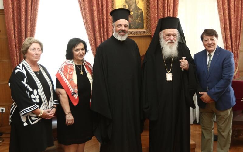 Αντιπροσωπεία του Ταμείου Ανακούφισης πυροπαθών της Αρχιεπισκοπής Αμερικής στον Αρχιεπίσκοπο Ιερώνυμο