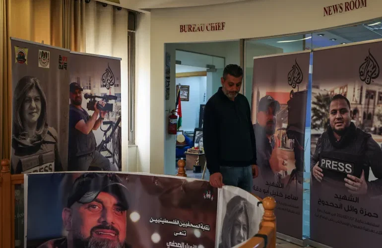 Οι ισραηλινές δυνάμεις στα γραφεία του Al Jazeera στη Ραμάλα – Διέταξαν κλείσιμο για 45 ημέρες