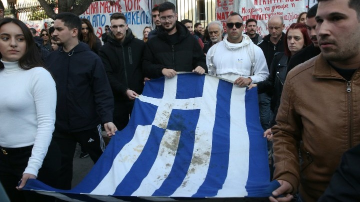 Σε εξέλιξη η πορεία με την αιματοβαμμένη σημαία από την εξέγερση του Πολυτεχνείου aimatovameni simaia polytexneio eidiseis nea ellada adologala.gr