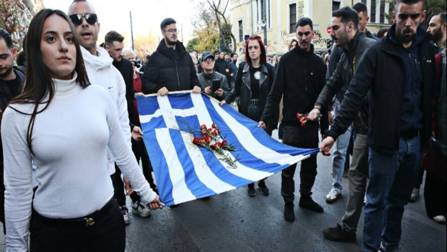 Σε εξέλιξη η πορεία με την αιματοβαμμένη σημαία από την εξέγερση του Πολυτεχνείου polutexneio ellada athens greece exarcheia news world greece adologala.gr