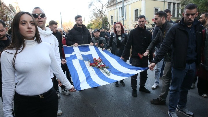 Σε εξέλιξη η πορεία με την αιματοβαμμένη σημαία από την εξέγερση του Πολυτεχνείου