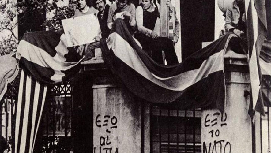Πενήντα ένα χρόνια από την εξέγερση του Πολυτεχνείου - Υπό βροχή άνοιξε τις πύλες του polytexneio epeteios nea ellada eidiseis patision poreia simera dromoi enimerosi tora adologala