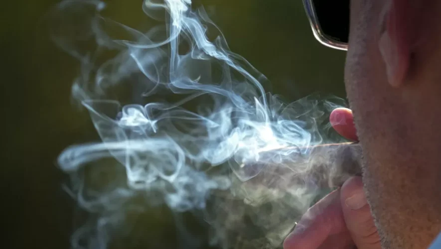 ΕΕ: Εγκρίθηκε η απαγόρευση καπνίσματος και σε εξωτερικούς χώρους - Αφορά όλους τους τύπους τσιγάρων apagorefsi kapnismaros eksoterikoi xoroi evropi nea eidiseis adologala.gr