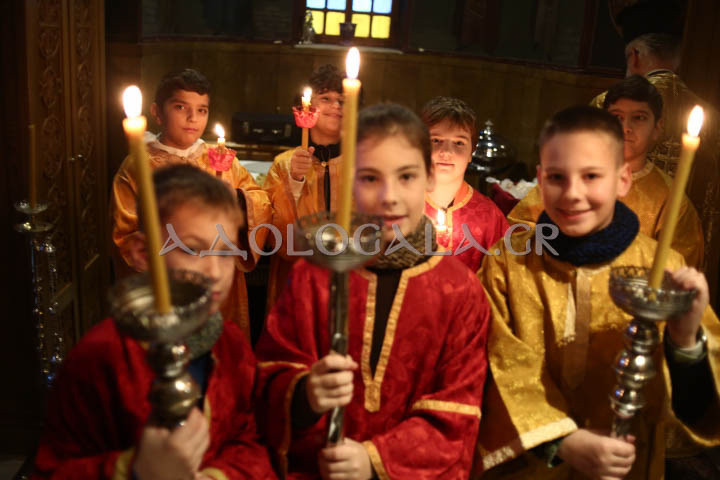 Αθήνα: Παρουσία πλήθους η ιερά λιτάνευση της εικόνας του Αγίου Ελευθερίου στο Γκύζη (Φωτορεπορτάζ)