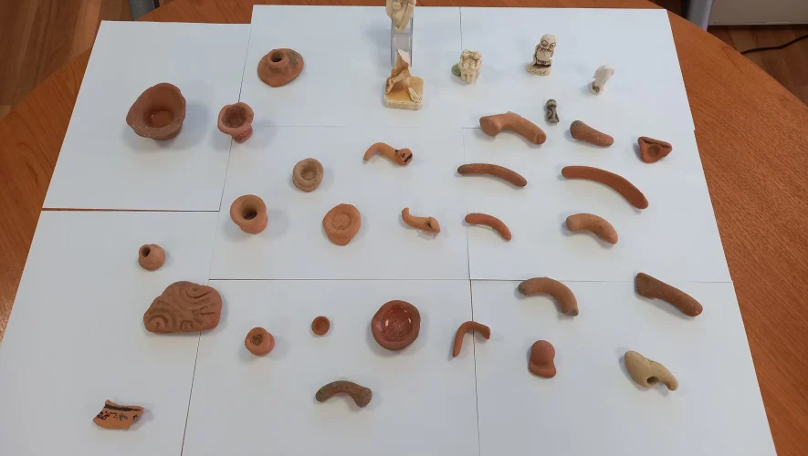 Συνελήφθη αλλοδαπή που διέθετε προς πώληση, μέσω διαδικτύου, αρχαία αντικείμενα
