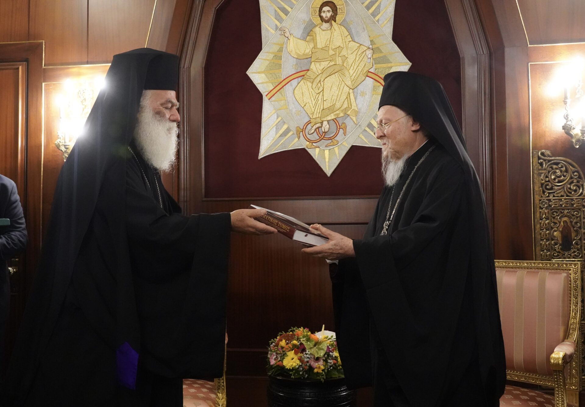 Ο πάπας και Πατριάρχης Αλεξανδρείας στον χοροστάτησε στον εσπερινό της εορτής των Τριών Ιεραρχών στο Φανάρι papas kai patriarxis alexandreias fanari eidiseis orthodoxia episkepsi theodorou bartholomew adologala (2)