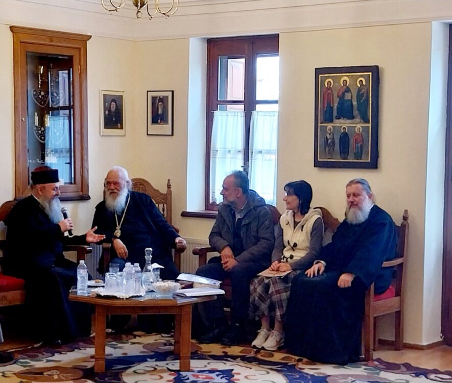 Ο Αρχιεπίσκοπος Ιερώνυμος με μαθητές και εκπαιδευτικούς στην Ιερά Μονή του Οσίου Λουκά του εν Στειρίω