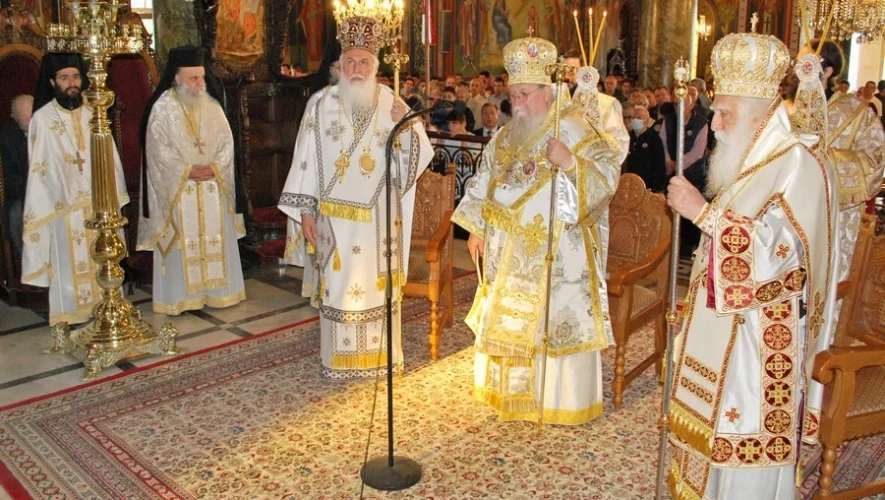 Τρισαρχιερατικό Συλλείτουργο για την Αγία Φωτεινή στην Ι.Μ. Νέας Σμύρνης