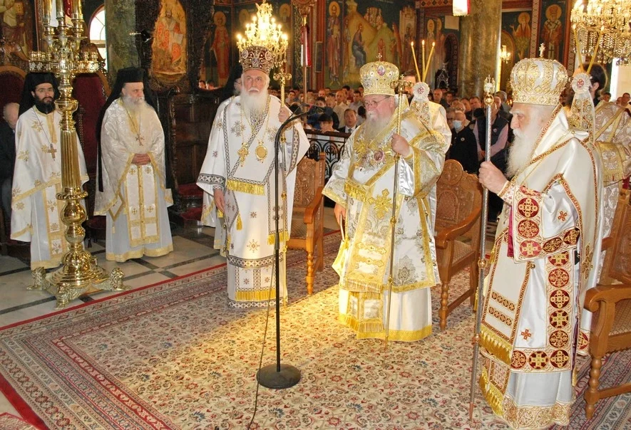 Τρισαρχιερατικό Συλλείτουργο για την Αγία Φωτεινή στην Ι.Μ. Νέας Σμύρνης