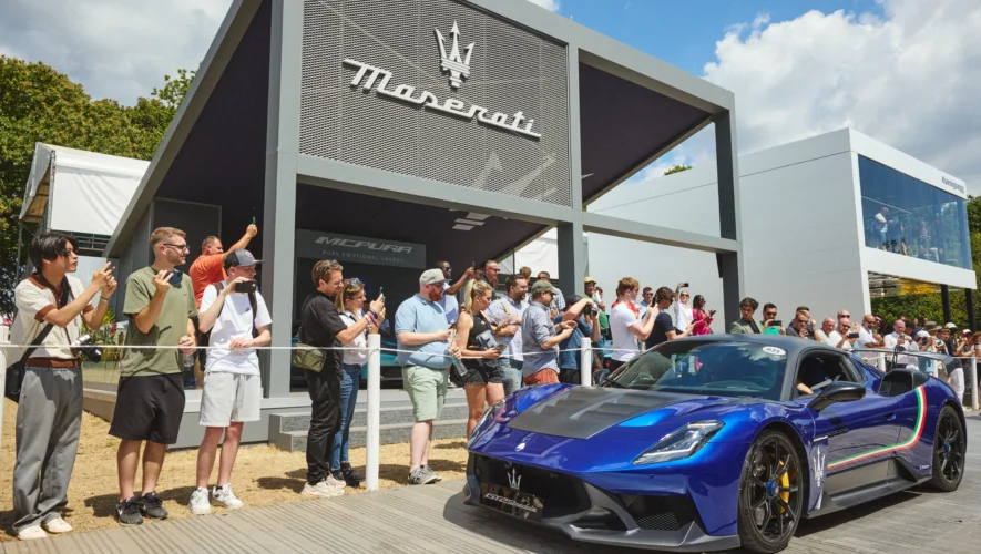 Η Maserati αφήνει το στίγμα της στο Φεστιβάλ Ταχύτητας Goodwood 2025 - Ντεμπούτο για το νέο MCPURA Super Sports Car (Εικόνες)