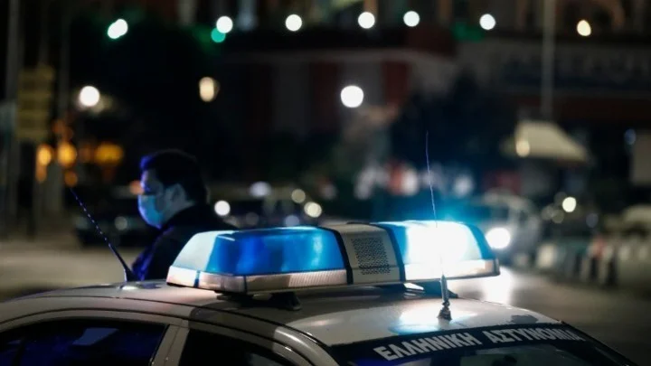 Αυτοκίνητο έπεσε σε κατάστημα στο Κολωνάκι - Tουλάχιστον έντεκα τραυματίες
