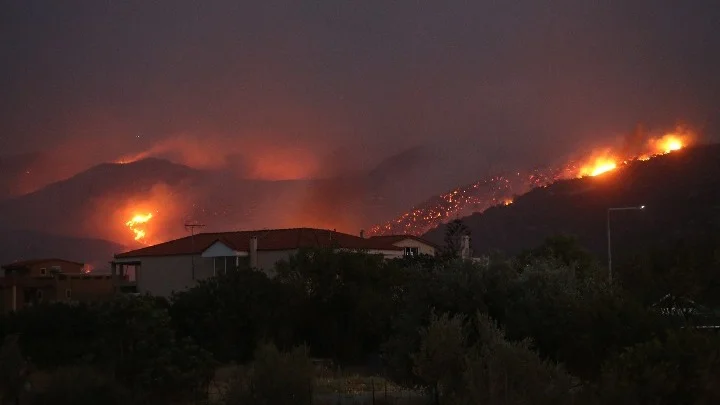 Μεγάλη πυρκαγιά μαίνεται στην Ανατολική Αττική - Ολονύκτια μάχη με τις φλόγες από τους Πυροσβέστες και στην Ηλεία