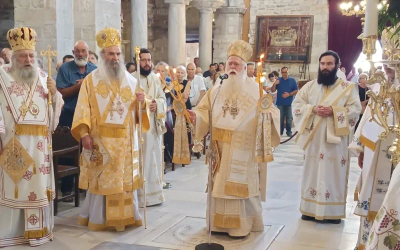 Με κάθε επισημότητα η εορτή της Κοιμήσεως της Θεοτόκου στο Παναγιοσκέπαστο νησί της Πάρου