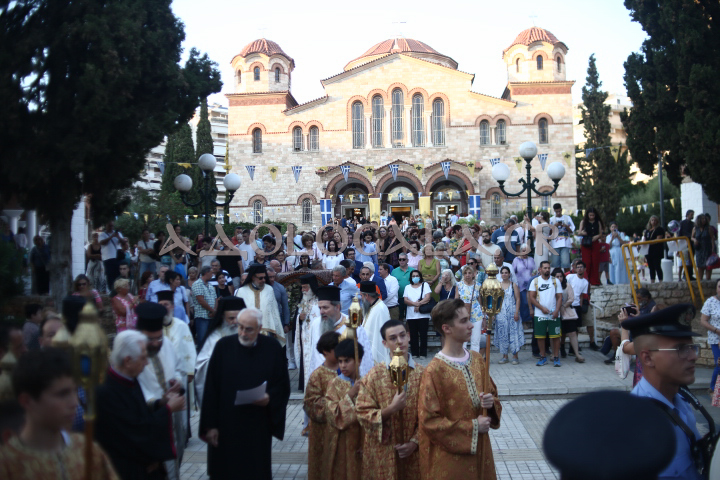 ΦΩΤΟΡΕΠΟΡΤΑΖ: Πλήθος κόσμου στην Ιερά Λιτάνευση της Εικόνας της Κοιμήσεως της Θεοτόκου στη Παναγίτσα Παλαιού Φαλήρου