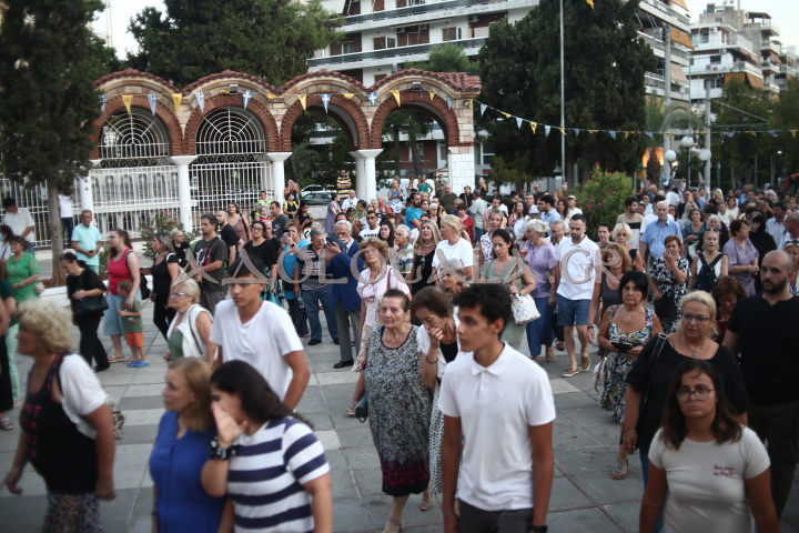 ΦΩΤΟΡΕΠΟΡΤΑΖ: Πλήθος κόσμου στην Ιερά Λιτάνευση της Εικόνας της Κοιμήσεως της Θεοτόκου στη Παναγίτσα Παλαιού Φαλήρου