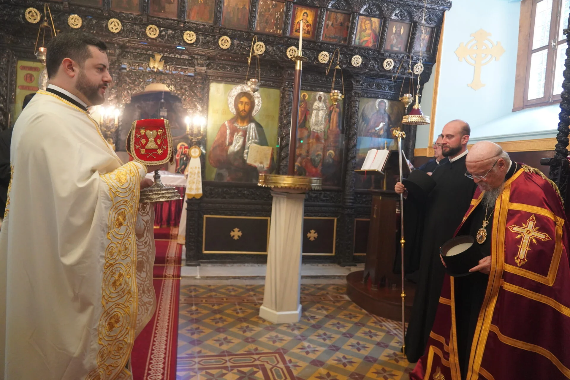Ο Πατριάρχης των εν Τουρκία Αρμενίων με τον Οικουμενικό στην πανηγυρίζουσα Ιερά Μονή Μεταμορφώσεως του Σωτήρος Πριγκηποννήσων Ο Πατριάρχης των εν Τουρκία Αρμενίων με τον Οικουμενικό στην πανηγυρίζουσα Ιερά Μονή Μεταμορφώσεως του Σωτήρος Πριγκηποννήσων