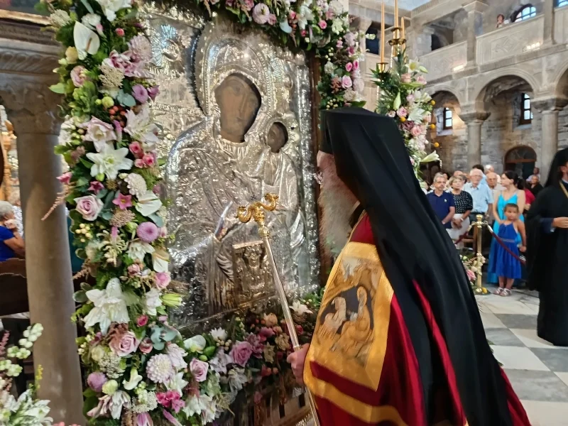 Με κάθε επισημότητα η εορτή της Κοιμήσεως της Θεοτόκου στο Παναγιοσκέπαστο νησί της Πάρου