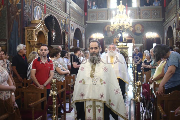 ΦΩΤΟΡΕΠΟΡΤΑΖ: Λαμπρή η Ιερά Λιτάνευση της Εικόνας της Μεταμορφώσεως στη Καλλιθέα 
