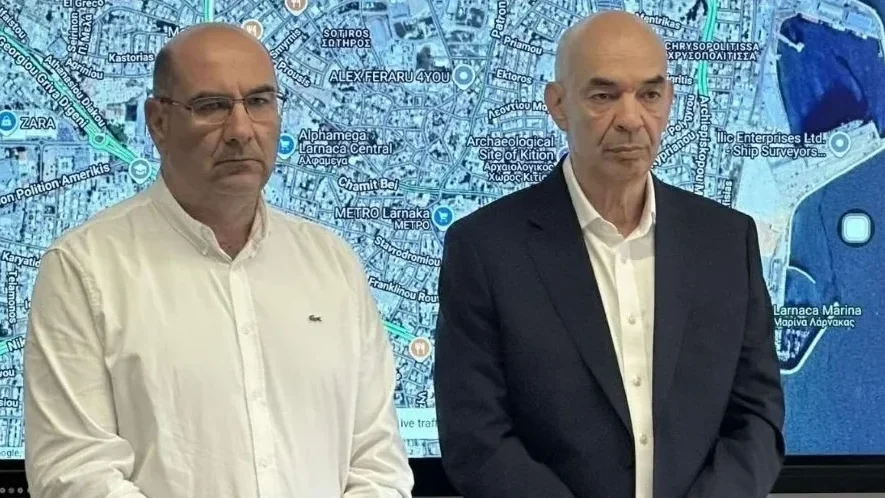 Ο Υπουργός Μεταφορών, Επικοινωνιών και Έργων κ. Αλέξης Βαφεάδης συναντήθηκε σήμερα Τρίτη, 2 Σεπτεμβρίου 2025, με τον Δήμαρχο Λάρνακας και εκπροσώπους του Υπερταμείου –του Εθνικού Επενδυτικού Ταμείου της Ελληνικής Δημοκρατίας– παρουσία της Γενικής Διευθύντριας του Υπουργείου δρος Μαρίνας Ιωάννου Χασάπη, καθώς και υπηρεσιακών, αναφορικά με το μέλλον της ανάπτυξης του λιμανιού και της μαρίνας Λάρνακας. Με το πέρας της συνάντησης, ο Υπουργός προέβη στην ακόλουθη δήλωση: «Συναντηθήκαμε σήμερα με τους εκπροσώπους του Υπερταμείου της Ελληνικής Δημοκρατίας και τους συμβούλους τους. Πρόκειται για ένα ακόμα βήμα για την υλοποίηση της δέσμευσής μας στη Λάρνακα, δηλαδή να επαναφέρουμε το έργο ανάπτυξης του λιμανιού και της μαρίνας Λάρνακας σε πορεία υλοποίησης. Σήμερα οριοθετήθηκε η έναρξη των διαβουλεύσεων των συμβούλων με την τοπική κοινωνία. Είχαμε μια πρώτη συζήτηση, η οποία θα συνεχιστεί και πιο αργά το απόγευμα και αύριο. Είμαστε σίγουροι ότι θα καταγραφούν ενδιαφέρουσες απόψεις, και όλες αυτές θα ληφθούν υπόψη στην περαιτέρω μελέτη του έργου. Αναμένουμε τα επόμενα βήματα, που θα είναι η συνεχής διαβούλευση με την Κυβέρνηση και την τοπική κοινωνία, για τις εισηγήσεις και τα ευρήματα της μελέτης που θα προκύψει.»