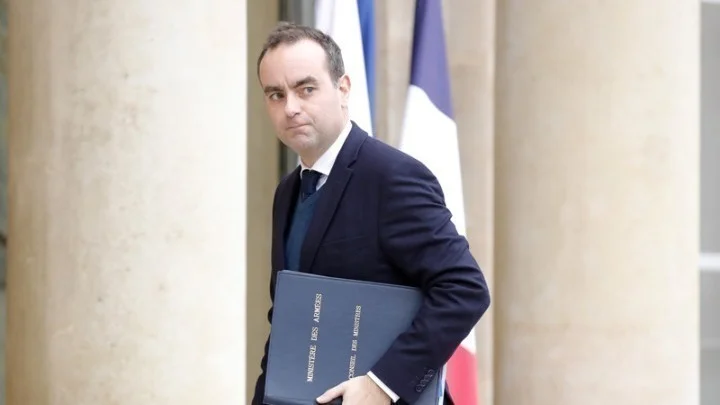 Ο πρόεδρος Μακρόν διόρισε νέο πρωθυπουργό τον μέχρι σήμερα υπουργό των Ενόπλων Δυνάμεων Σεμπαστιάν Λεκορνί
