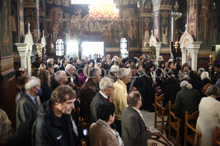 Νέας Σμύρνης Συμεών στην Θεία Λειτουργία της Αγίας Βαρβάρας π. Φαλήρου: Δεν είναι οι άντρες πάνω από τις γυναίκες, ούτε και οι γυναίκες κατώτερες από τους άντρες. Υπάρχει ομοτιμία, ισοτιμία ανάμεσα στα δύο φύλλα