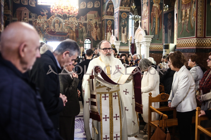 Νέας Σμύρνης Συμεών στην Θεία Λειτουργία της Αγίας Βαρβάρας π. Φαλήρου: Δεν είναι οι άντρες πάνω από τις γυναίκες, ούτε και οι γυναίκες κατώτερες από τους άντρες. Υπάρχει ομοτιμία, ισοτιμία ανάμεσα στα δύο φύλλα