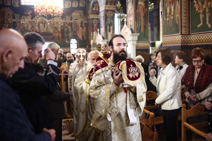 Νέας Σμύρνης Συμεών στην Θεία Λειτουργία της Αγίας Βαρβάρας π. Φαλήρου: Δεν είναι οι άντρες πάνω από τις γυναίκες, ούτε και οι γυναίκες κατώτερες από τους άντρες. Υπάρχει ομοτιμία, ισοτιμία ανάμεσα στα δύο φύλλα