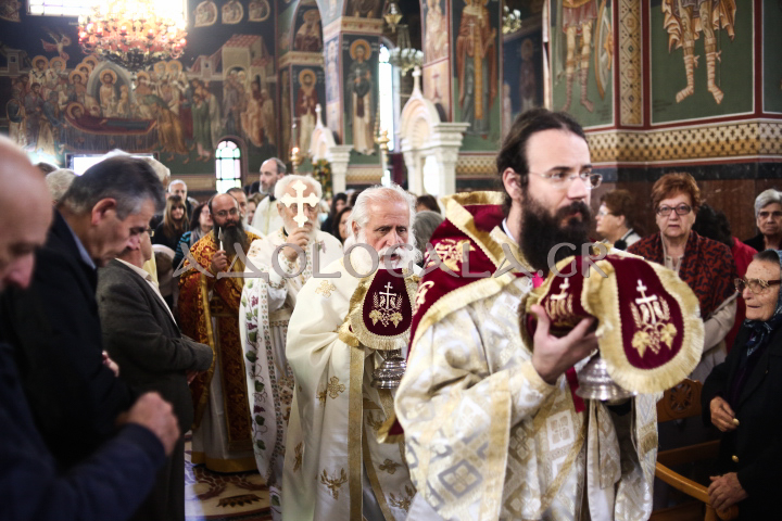Νέας Σμύρνης Συμεών στην Θεία Λειτουργία της Αγίας Βαρβάρας π. Φαλήρου: Δεν είναι οι άντρες πάνω από τις γυναίκες, ούτε και οι γυναίκες κατώτερες από τους άντρες. Υπάρχει ομοτιμία, ισοτιμία ανάμεσα στα δύο φύλλα