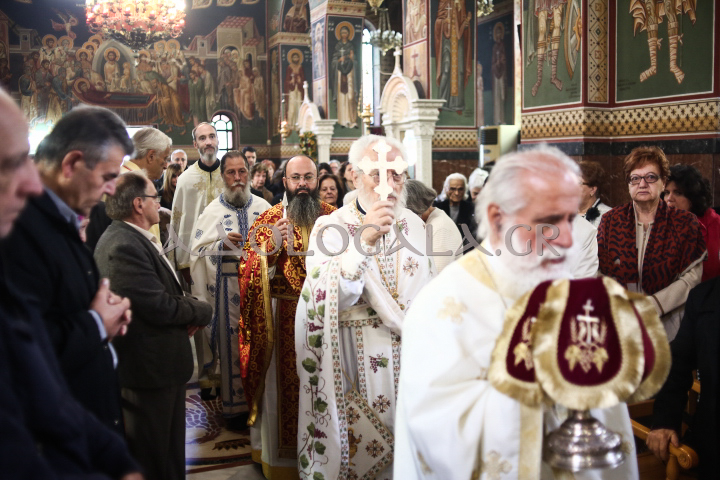 Νέας Σμύρνης Συμεών στην Θεία Λειτουργία της Αγίας Βαρβάρας π. Φαλήρου: Δεν είναι οι άντρες πάνω από τις γυναίκες, ούτε και οι γυναίκες κατώτερες από τους άντρες. Υπάρχει ομοτιμία, ισοτιμία ανάμεσα στα δύο φύλλα