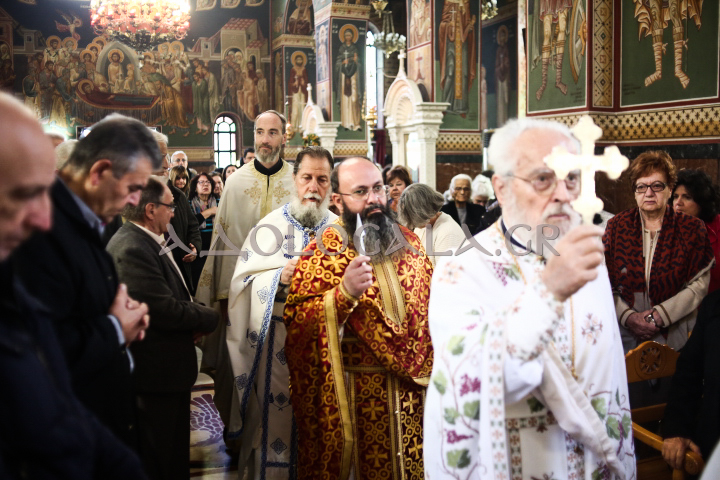 Νέας Σμύρνης Συμεών στην Θεία Λειτουργία της Αγίας Βαρβάρας π. Φαλήρου: Δεν είναι οι άντρες πάνω από τις γυναίκες, ούτε και οι γυναίκες κατώτερες από τους άντρες. Υπάρχει ομοτιμία, ισοτιμία ανάμεσα στα δύο φύλλα