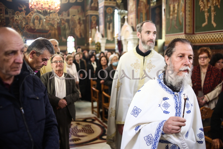 Νέας Σμύρνης Συμεών στην Θεία Λειτουργία της Αγίας Βαρβάρας π. Φαλήρου: Δεν είναι οι άντρες πάνω από τις γυναίκες, ούτε και οι γυναίκες κατώτερες από τους άντρες. Υπάρχει ομοτιμία, ισοτιμία ανάμεσα στα δύο φύλλα