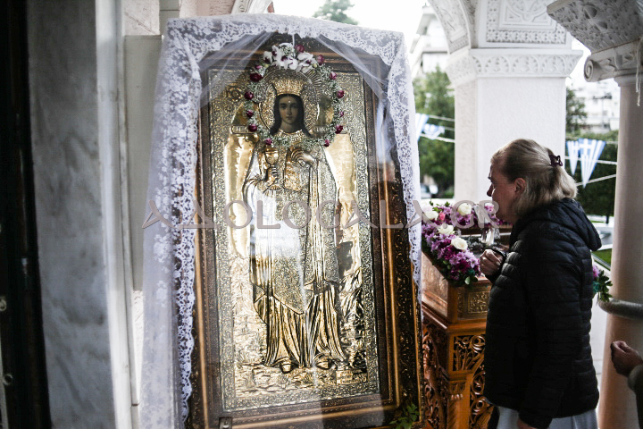 Νέας Σμύρνης Συμεών στην Θεία Λειτουργία της Αγίας Βαρβάρας π. Φαλήρου: Δεν είναι οι άντρες πάνω από τις γυναίκες, ούτε και οι γυναίκες κατώτερες από τους άντρες. Υπάρχει ομοτιμία, ισοτιμία ανάμεσα στα δύο φύλλα