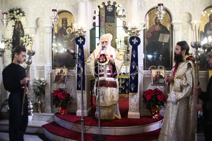 Νέας Σμύρνης Συμεών στην Θεία Λειτουργία της Αγίας Βαρβάρας π. Φαλήρου: Δεν είναι οι άντρες πάνω από τις γυναίκες, ούτε και οι γυναίκες κατώτερες από τους άντρες. Υπάρχει ομοτιμία, ισοτιμία ανάμεσα στα δύο φύλλα