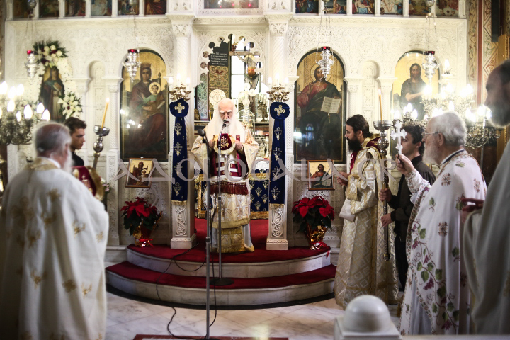 Νέας Σμύρνης Συμεών στην Θεία Λειτουργία της Αγίας Βαρβάρας π. Φαλήρου: Δεν είναι οι άντρες πάνω από τις γυναίκες, ούτε και οι γυναίκες κατώτερες από τους άντρες. Υπάρχει ομοτιμία, ισοτιμία ανάμεσα στα δύο φύλλα