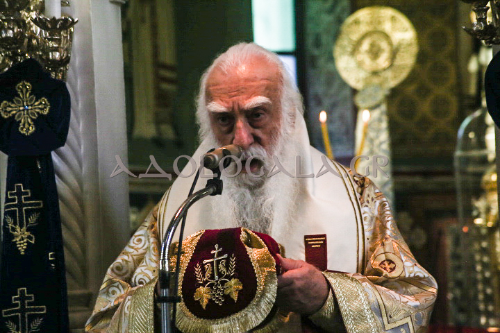 Νέας Σμύρνης Συμεών στην Θεία Λειτουργία της Αγίας Βαρβάρας π. Φαλήρου: Δεν είναι οι άντρες πάνω από τις γυναίκες, ούτε και οι γυναίκες κατώτερες από τους άντρες. Υπάρχει ομοτιμία, ισοτιμία ανάμεσα στα δύο φύλλα