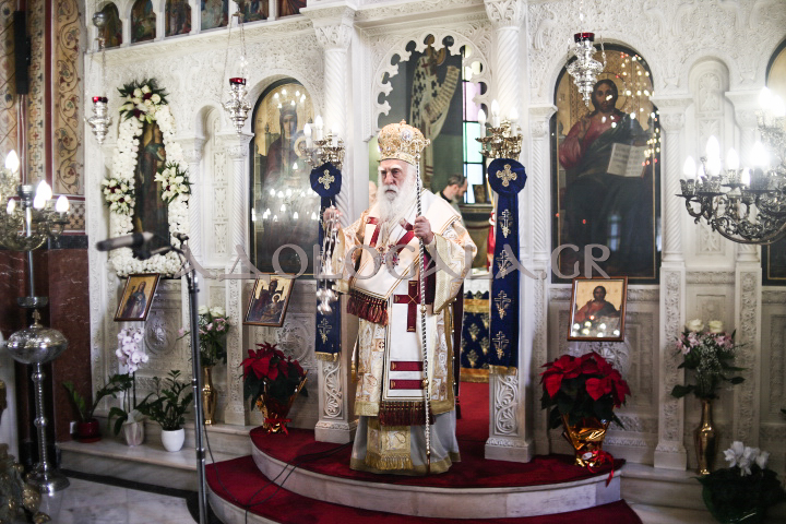 Νέας Σμύρνης Συμεών στην Θεία Λειτουργία της Αγίας Βαρβάρας π. Φαλήρου: Δεν είναι οι άντρες πάνω από τις γυναίκες, ούτε και οι γυναίκες κατώτερες από τους άντρες. Υπάρχει ομοτιμία, ισοτιμία ανάμεσα στα δύο φύλλα