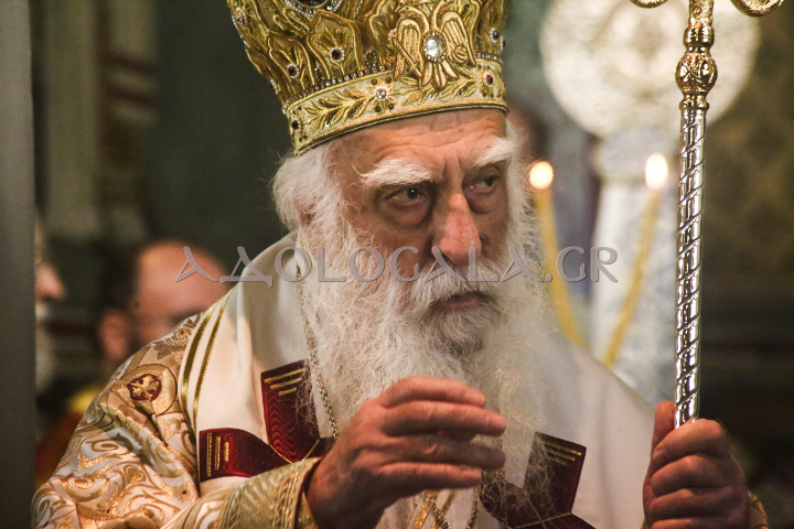 Νέας Σμύρνης Συμεών στην Θεία Λειτουργία της Αγίας Βαρβάρας π. Φαλήρου: Δεν είναι οι άντρες πάνω από τις γυναίκες, ούτε και οι γυναίκες κατώτερες από τους άντρες. Υπάρχει ομοτιμία, ισοτιμία ανάμεσα στα δύο φύλλα