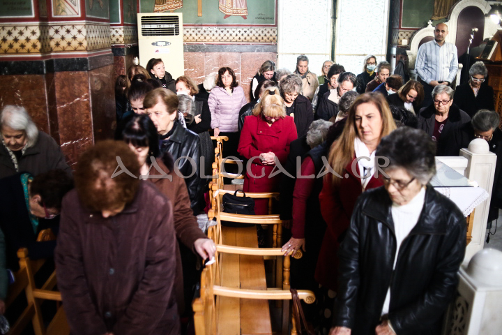 Νέας Σμύρνης Συμεών στην Θεία Λειτουργία της Αγίας Βαρβάρας π. Φαλήρου: Δεν είναι οι άντρες πάνω από τις γυναίκες, ούτε και οι γυναίκες κατώτερες από τους άντρες. Υπάρχει ομοτιμία, ισοτιμία ανάμεσα στα δύο φύλλα