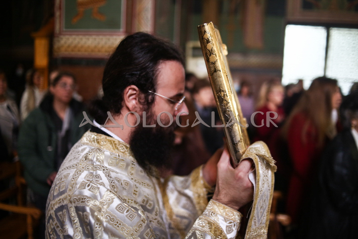 Νέας Σμύρνης Συμεών στην Θεία Λειτουργία της Αγίας Βαρβάρας π. Φαλήρου: Δεν είναι οι άντρες πάνω από τις γυναίκες, ούτε και οι γυναίκες κατώτερες από τους άντρες. Υπάρχει ομοτιμία, ισοτιμία ανάμεσα στα δύο φύλλα