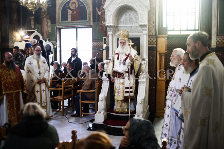 Νέας Σμύρνης Συμεών στην Θεία Λειτουργία της Αγίας Βαρβάρας π. Φαλήρου: Δεν είναι οι άντρες πάνω από τις γυναίκες, ούτε και οι γυναίκες κατώτερες από τους άντρες. Υπάρχει ομοτιμία, ισοτιμία ανάμεσα στα δύο φύλλα