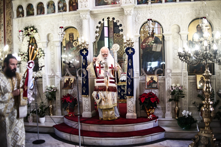 Νέας Σμύρνης Συμεών στην Θεία Λειτουργία της Αγίας Βαρβάρας π. Φαλήρου: Δεν είναι οι άντρες πάνω από τις γυναίκες, ούτε και οι γυναίκες κατώτερες από τους άντρες. Υπάρχει ομοτιμία, ισοτιμία ανάμεσα στα δύο φύλλα