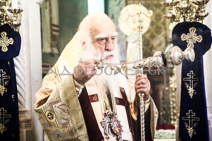 Νέας Σμύρνης Συμεών στην Θεία Λειτουργία της Αγίας Βαρβάρας π. Φαλήρου: Δεν είναι οι άντρες πάνω από τις γυναίκες, ούτε και οι γυναίκες κατώτερες από τους άντρες. Υπάρχει ομοτιμία, ισοτιμία ανάμεσα στα δύο φύλλα