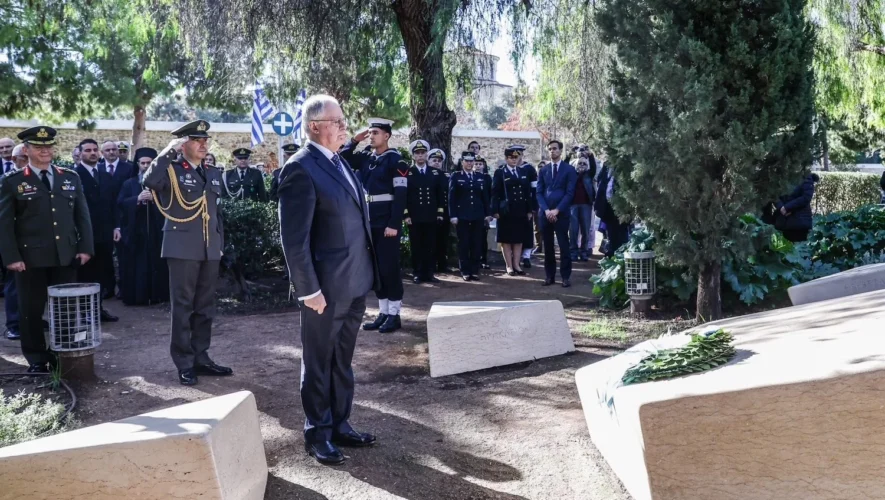 Ο ΠτΔ κατέθεσε στεφάνι στο Μνημείο Ολοκαυτώματος στο Θησείο