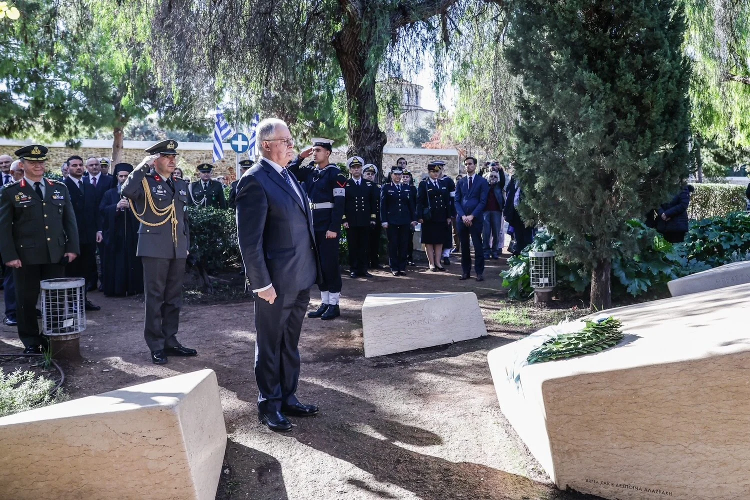 Ο ΠτΔ κατέθεσε στεφάνι στο Μνημείο Ολοκαυτώματος στο Θησείο