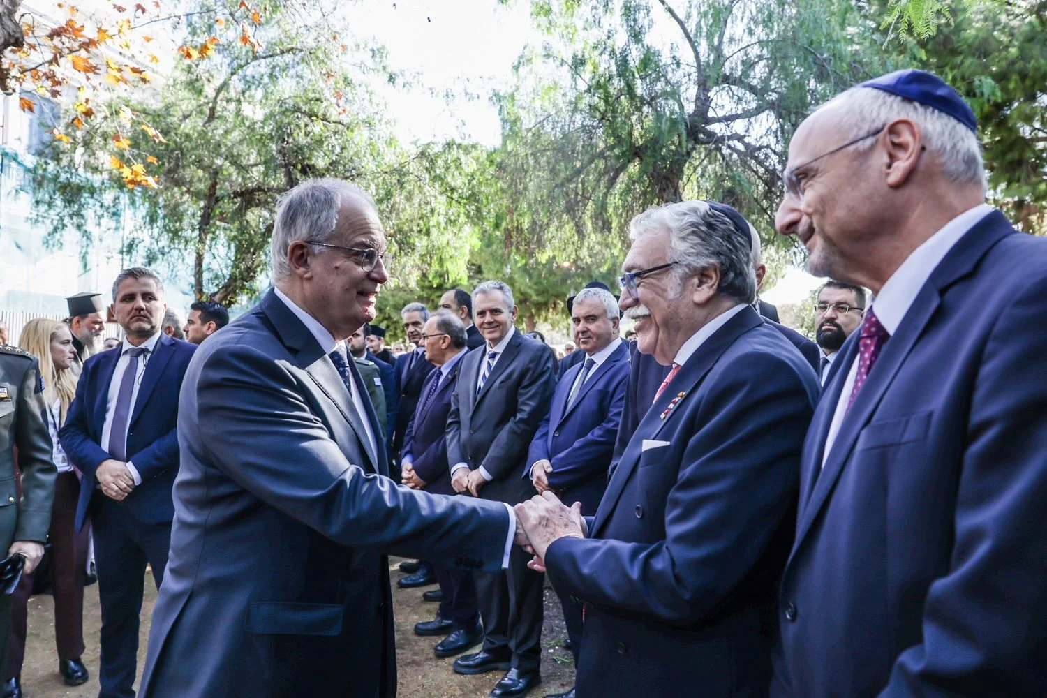 Ο ΠτΔ κατέθεσε στεφάνι στο Μνημείο Ολοκαυτώματος στο Θησείο