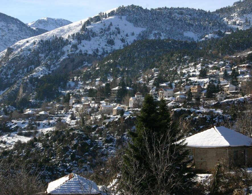 Παρνασσός: Χειμερινή απόδραση εκτός Αθηνών για ολιγοήμερη διαμονή σε σαλέ με θέα το βουνό - Προτάσεις για εξόρμηση ενόψει του χιονιά