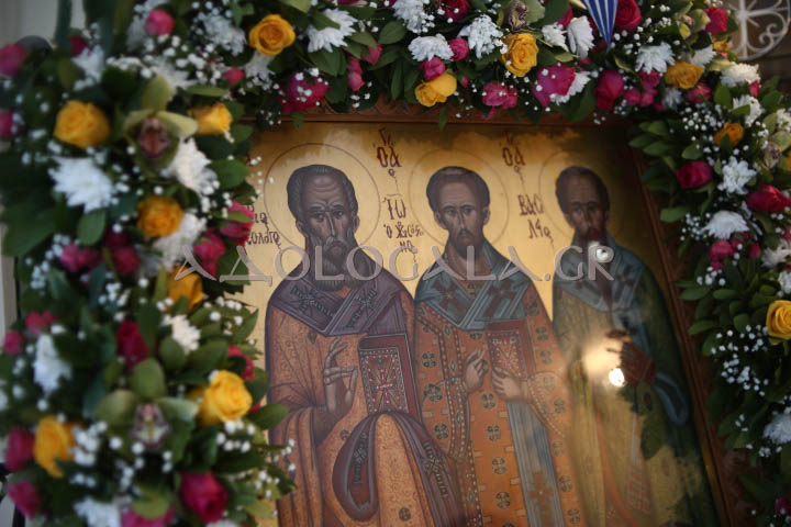 Παρουσία πλήθους πιστών η Ιερά Λιτάνευση της Εικόνας των Τριών Ιεραρχών στην Καισαριανή (Εικόνες)